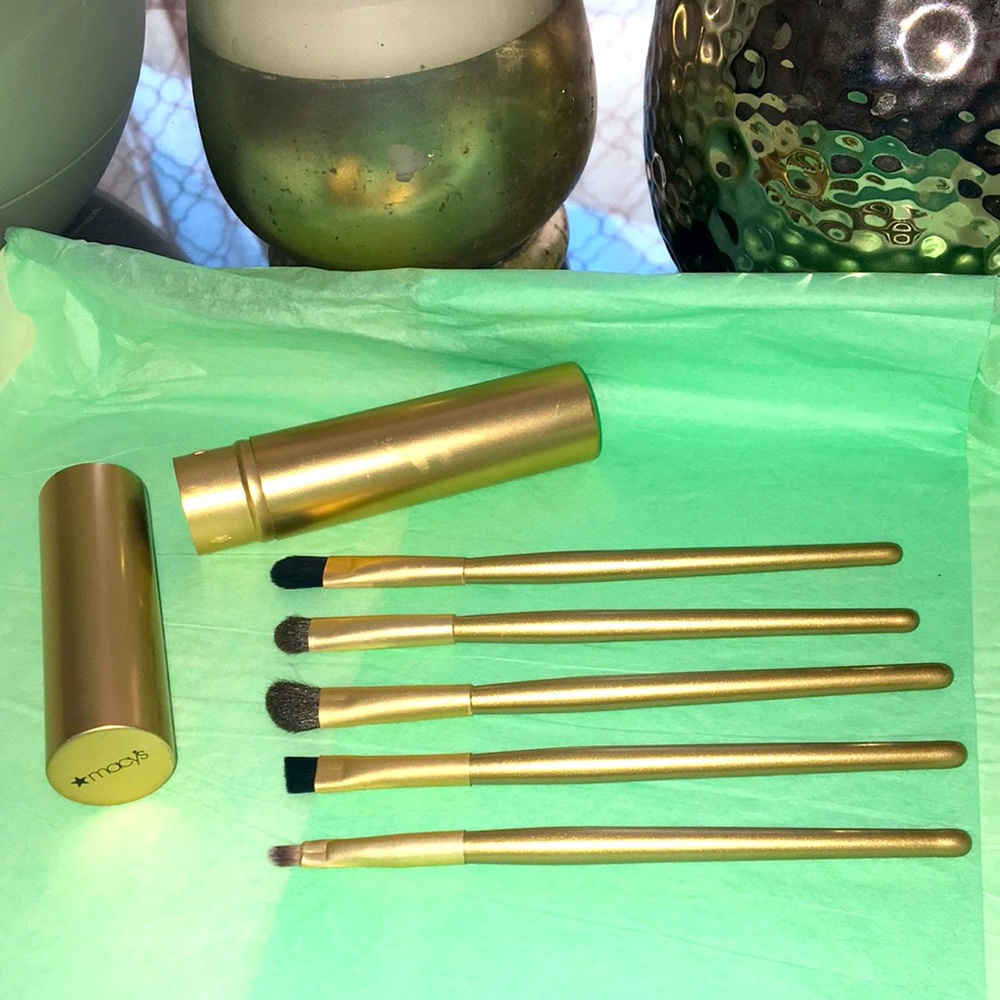 🛑SOLD!
Brush Set NWOT! Macy’s Make up brush set with storage.